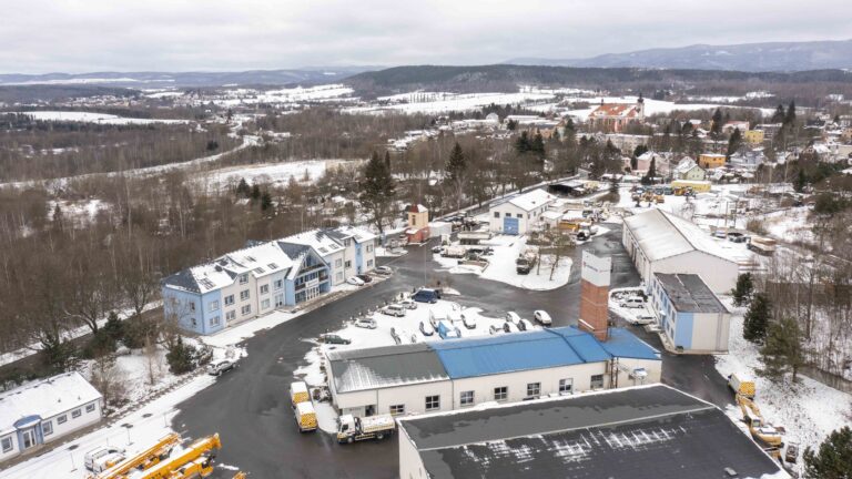 Kameraman fotograf s dronem